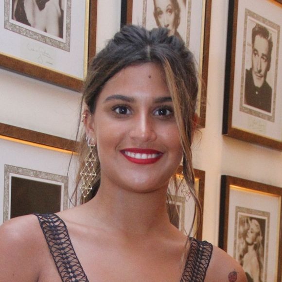 'A gente está se parecendo, amor, na foto?', questionou Giulia Costa a Philippe Correia. 'O formato da cara...', opinou ele