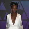 Lupita Nyong'o usou um vestido total white com acessórios da mesma cor nos cabelos para o Governors Awards, que aconteceu no dia 18 de novembro de 2018