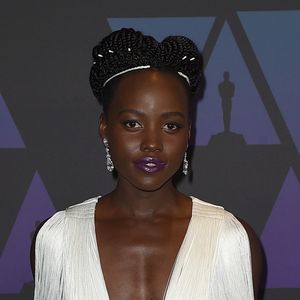 Lupita Nyong'o usou um vestido total white com acessórios da mesma cor nos cabelos para o Governors Awards, que aconteceu no dia 18 de novembro de 2018
