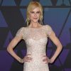 Nicole Kidman optou pelo clássico vestido midi clarinho para o Governors Awards 2018