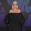 Lady Gaga usou um vestido que é total trend no Governors Awards 2018: decote tomara que caia com mangas bufantes