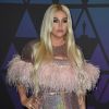 Kesha investiu em um look total glitter para o Governors Awards 2018, com vestido holográfico e plumas rosadas