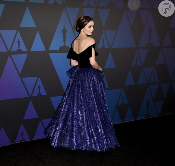Lily Collins apostou em um vestido mega elegante com saia roxa de paetês para o Governors Awards 2018