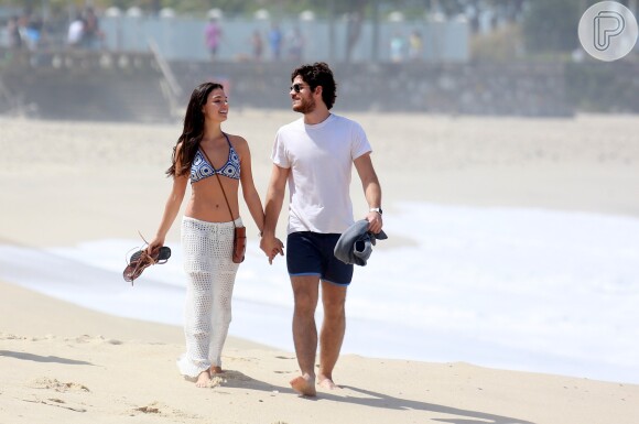 Isis Valverde e Marco Pigossi caminham na praia durante gravação de 'Boogie Oogie'