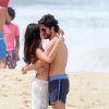 Isis Valverde e Marco Pigossi protagonizam cenas românticas durante gravação na praia