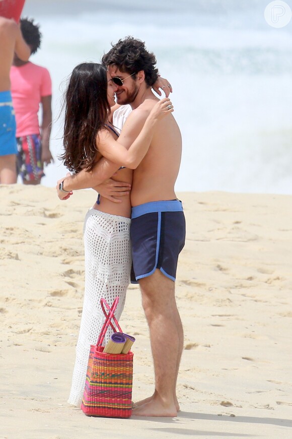 Isis Valverde e Marco Pigossi protagonizam cenas românticas durante gravação na praia
