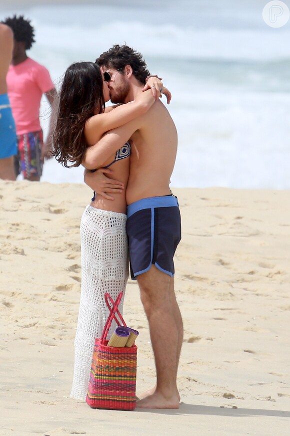 Isis Valverde e Marco Pigossi gravam cenas românticas de 'Boogie Oogie', na praia do Recreio dos Bandeirantes, na Zona Oeste do Rio de Janeiro