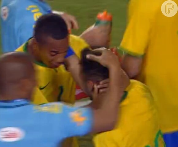 Neymar comemora gol com Robinho