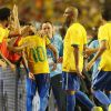 Neymar comemora gol com companheiros de equipe