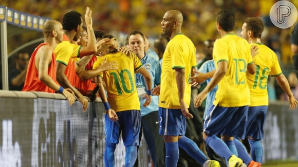 Neymar comemora gol com companheiros de equipe