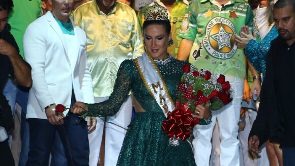 Claudia Leitte recebe coroa de rainha de bateria da Mocidade: 'Sempre sonhei'