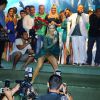 Claudia Leitte dança na quadra da Mocidade após ser coroada rainha de bateria da escola