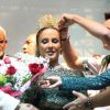 Claudia Leitte recebe coroa e buquê em coroação na Mocidade