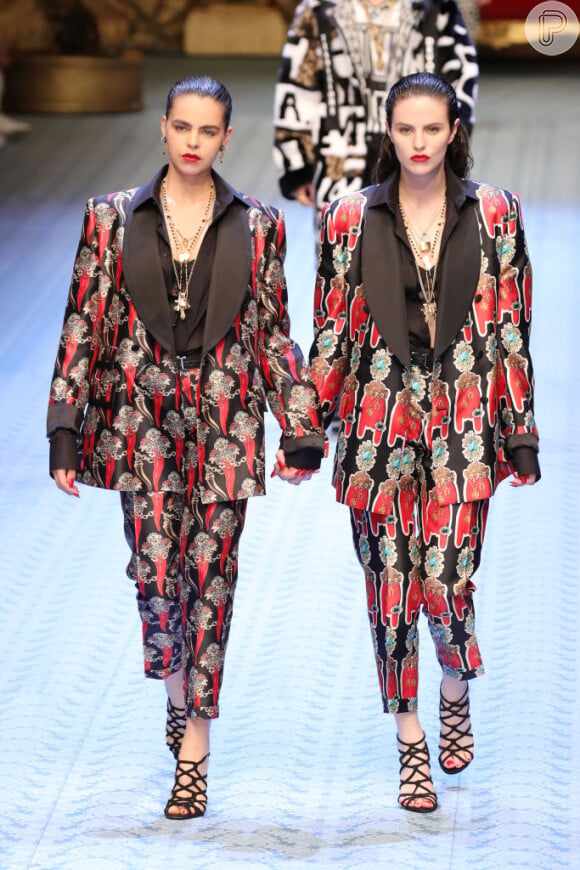 Conjuntinhos continuam na moda nas próximas temporadas. Smkings estampados da Dolce & Gabbana