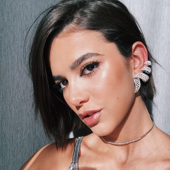 'Olhei seu nariz e já imaginei a minha rino. Fez com quem?', perguntou uma fã a Manu Gavassi diante da foto da artista criança