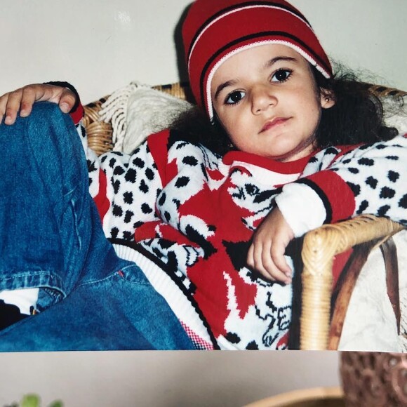 Manu Gavassi postou uma foto sua com cinco anos e fãs comentaram sobre a mudança no nariz