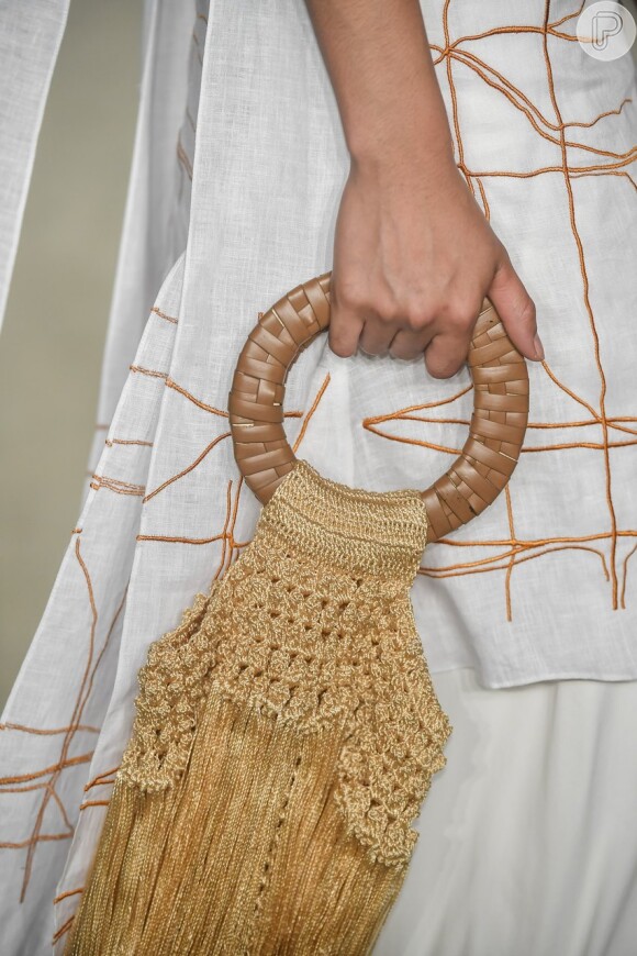 Bolsas com pegada artesanal, principalmente de palha, continuarão como tendência para o verão 2019