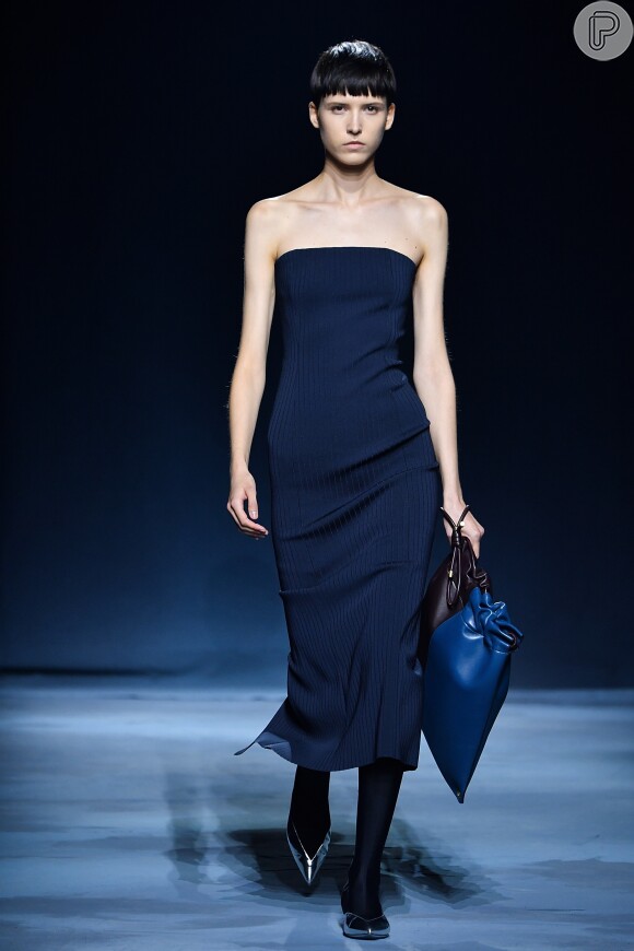 Os vestidos que você vai querer usar neste verão. Minimal total na passarela da Givenchy