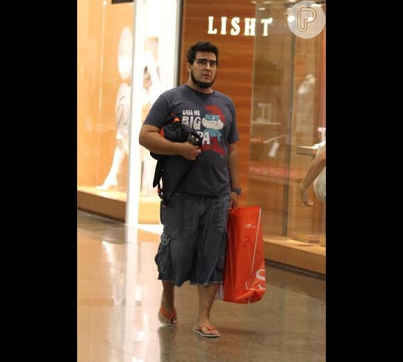André Marques perdeu mais de 20 quilos após a cirurgia bariátrica feita em dezembro de 2013. Apresentador foi clicado bem mais magro durante passeio em shopping no Rio