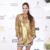 A atriz e apresentadora Adriane Galisteu brilhou a bordo de uma maxi blusa de paetês dourados da marca Simples Assim