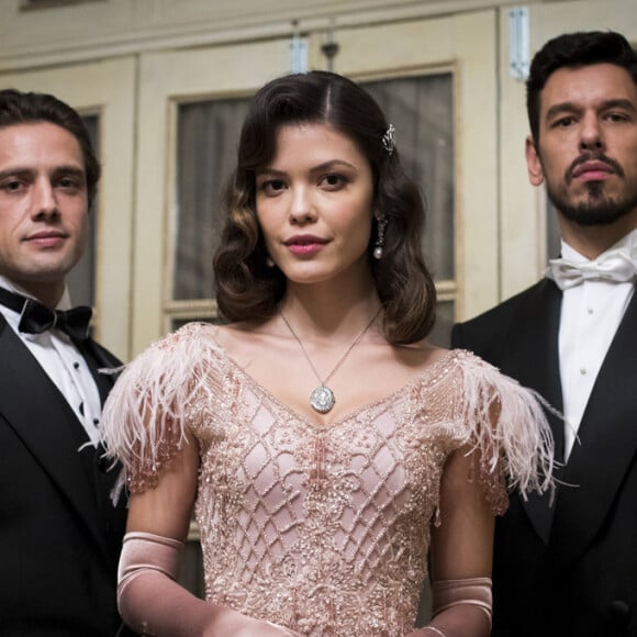 Dora (Alinne Moraes) revela a Gustavo Bruno (João Vicente de Castro) o local onde Júlia (Vitória Strada) e Danilo (Rafael Cardoso) se encontram nos próximos capítulos da novela 'Espelho da Vida'