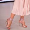 A transparência da sandália de salto deu o toque fashionista ao vestido romântico e clássico de Patrícia Poeta em um dos looks do programa 'Encontro'