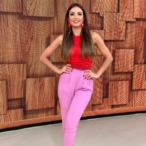 Patrícia Poeta é fã de vermelho, e já combinou a cor com uma peça lilás para quebrar a intensidade do look