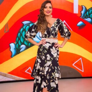 O vestido midi com estampa de flores deixou o look de Patrícia Poeta mais fresh e moderno no programa 'Encontro'