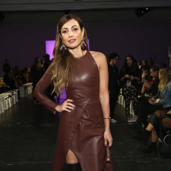 Bem fashionista! Durante a Semana de Moda de Nova York, Patrícia Poeta apostou em trends como o vestido de couro com bota over knee