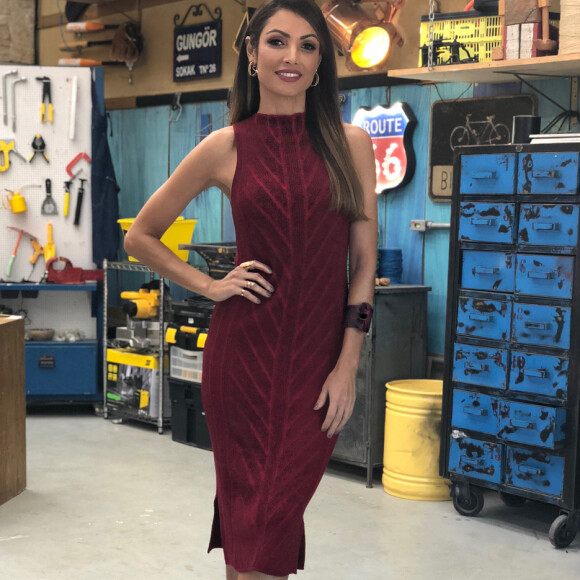 Sofisticada: a combinação de tom de vinho com comprimento midi deixou o look de Patrícia Poeta mais glam