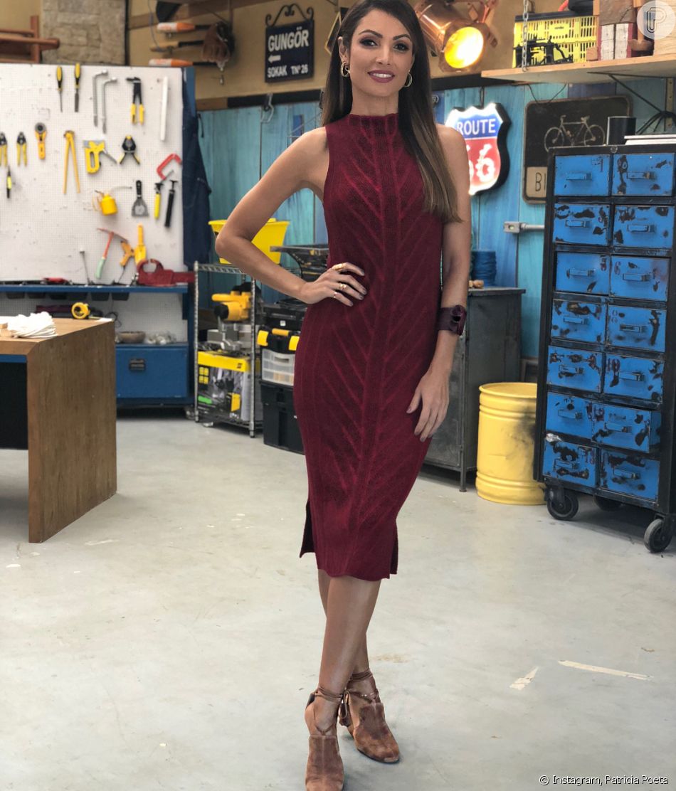 vestido vinho com tenis branco