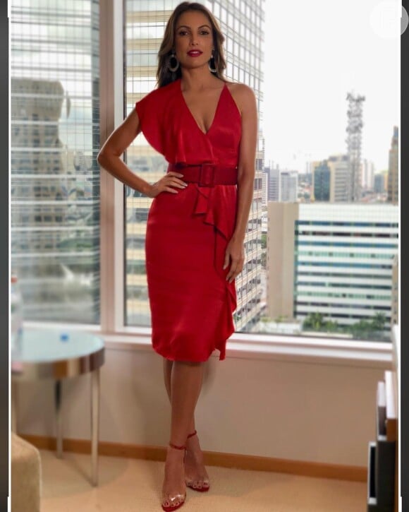 Patrícia Poeta gosta de combinar roupas com sandália de mesma cor, como o vermelho