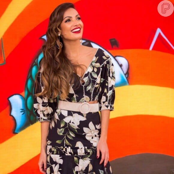 O cinto largo, que voltou a ser tendência em 2018, foi apsota de Patrícia Poeta no vestido com modelagem envelope