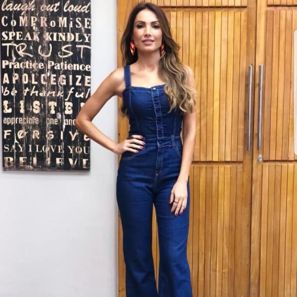 O macacão jeans, look queridinho de fashionistas, já foi aposta de Patrícia Poeta! A apresentadora escolheu o modelo de alças e calça pantolona