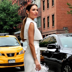 O look all white de Patrícia Poeta na Semana de Moda de Nova York fez sucesso