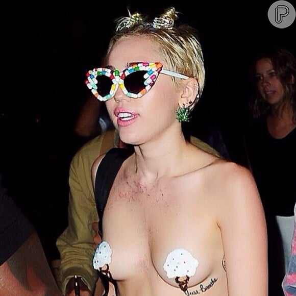 Miley Cyrus coloca dois acessórios nos seios para esconder os mamilos