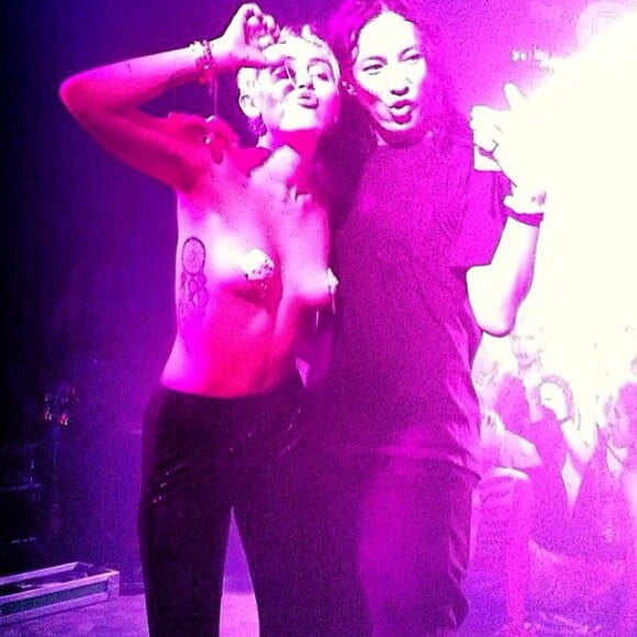 Miley Cyrus se diverte com o estilista Alexander Wang