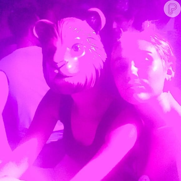 Miley Cyrus posa com amigos na festa de Alexander Wang