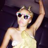 Miley Cyrus vai em festa promovida pelo estilista Alexander Wang de topless, em 6 de setembro de 2014