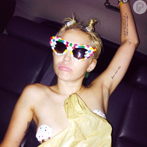 Miley Cyrus vai em festa promovida pelo estilista Alexander Wang de topless, em 6 de setembro de 2014