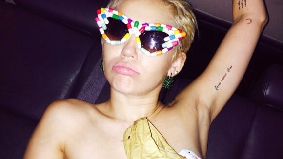 Miley Cyrus se diverte de topless em festa promovida por Alexander Wang