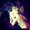 Miley Cyrus beija o estilista Alexander Wang