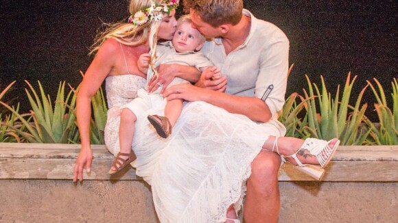 Karina Bacchi paparica o filho, Enrico, em pré-casamento com Amaury Nunes. Fotos
