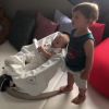 Andressa Suita mostrou o filho mais velho, Gabriel, ninando o caçula, Samuel, nesta quinta-feira, 29 de novembro de 2018
