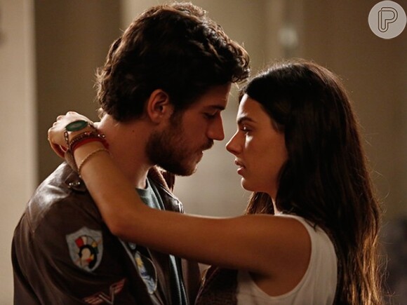 Rafael (Marco Pigossi) propõe a Sandra (Isis Valverde) que eles morem juntos, em 'Boogie Oogie'