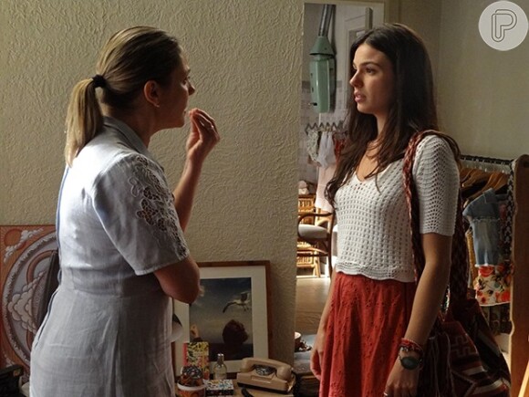 Sandra (Isis Valverde) comenta com Beatriz (Heloísa Périssé) que Rafael (Marco Pigossi) quer que eles morem juntos, em 'Boogie Oogie'