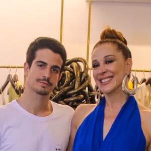 Claudia Raia posou com o filho, Enzo Celulari, em evento em São Paulo