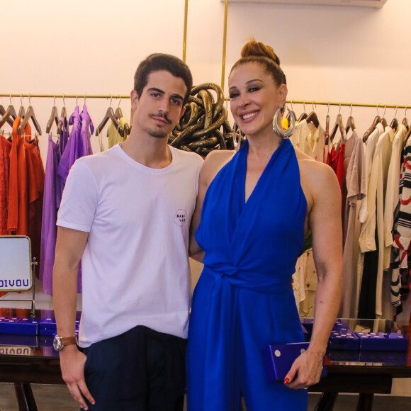 Claudia Raia posou com o filho, Enzo Celulari, em evento em São Paulo