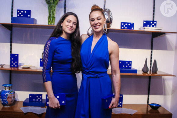 Claudia Raia e filha, Sophia Celulari, usaram look da mesma cor em evento nesta quinta-feira, 29 de novembro de 2018