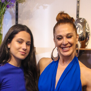 Claudia Raia e a filha, Sophia, usaram look azul bic em evento de moda nesta quinta-feira, 29 de novembro de 2018